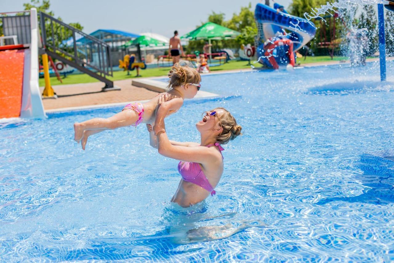 Sportium Hotel Otsjakiv Buitenkant foto